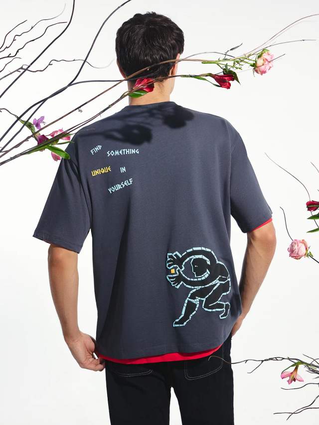 Футболка мужская серая с принтом и надписью "find something unique in yourself" Mark Formelle 24-4398П-0