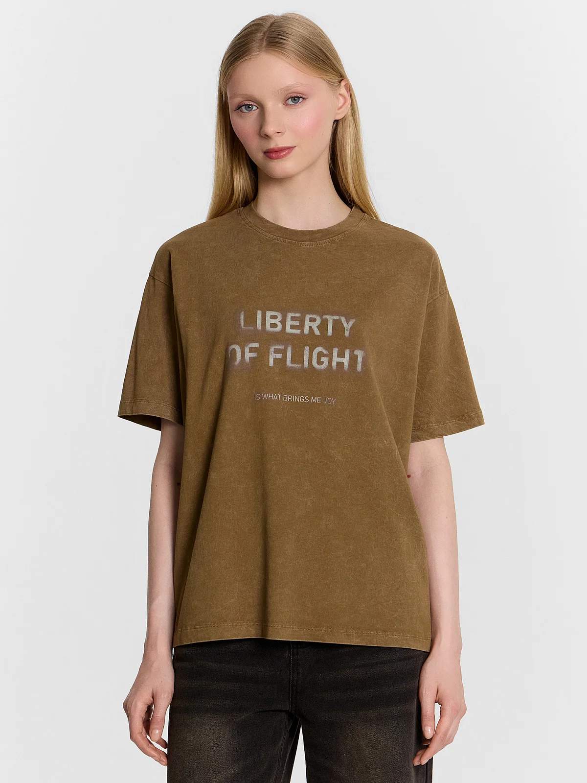 Футболка женская коричневая с обработкой эйсид и надписью "liberty of flight" Mark Formelle 25-ОБР36102П-0