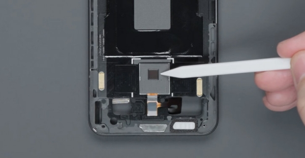 Meizu 21 Pro разобрали на видео: эстетика и гигантский сканер пальца