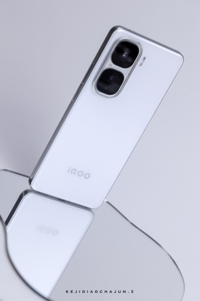 iQOO Neo 10 Pro во всех цветах уже красуется на первых живых фото