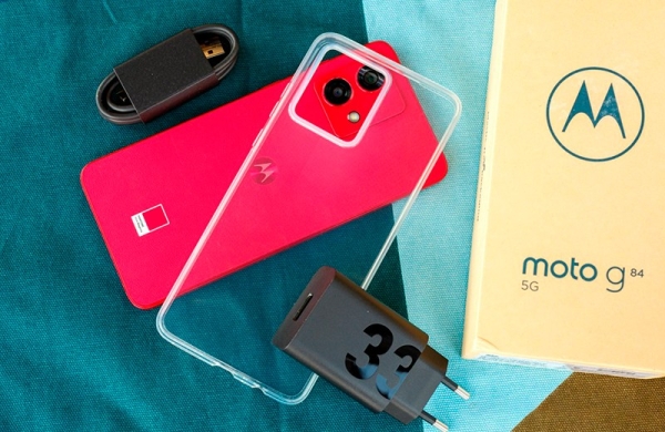 Обзор Motorola Moto G84: смартфона по бюджету с хорошим дисплеем и аккумулятором