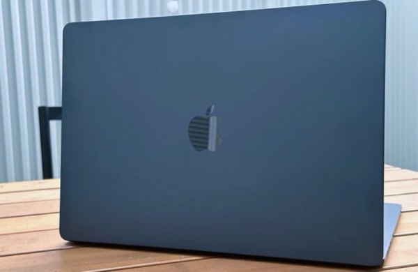 Обзор Apple MacBook Air 15 (2023): мощный ноутбук с большим экраном в лёгком корпусе