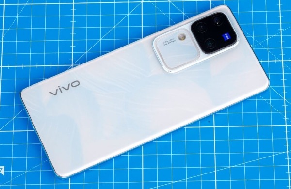 Обзор Vivo V30 Pro: достойного смартфона для съёмки фото с подсветкой Aura Light