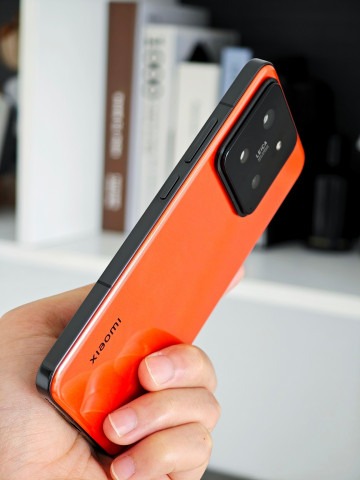 Лимитки Xiaomi 14 под Xiaomi Car SU7 на крупной подборке фото и видео