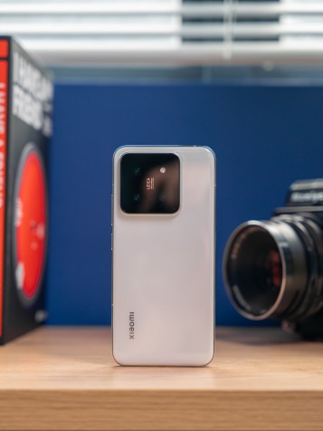 Лимитки Xiaomi 14 под Xiaomi Car SU7 на крупной подборке фото и видео