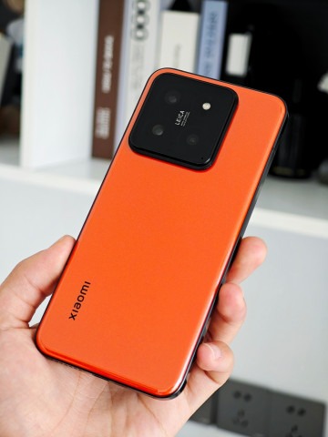 Лимитки Xiaomi 14 под Xiaomi Car SU7 на крупной подборке фото и видео
