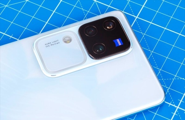 Обзор Vivo V30 Pro: достойного смартфона для съёмки фото с подсветкой Aura Light