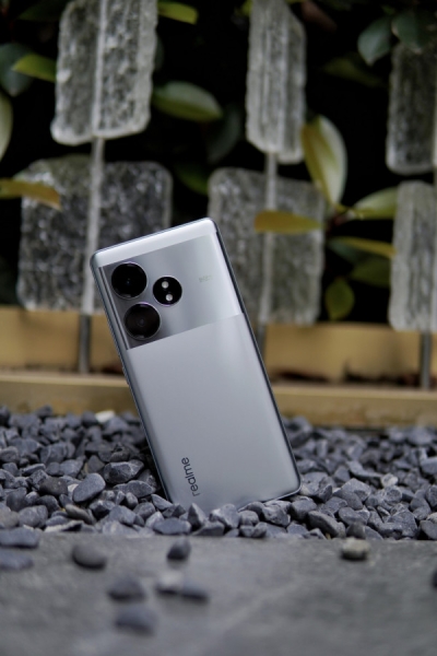 Realme GT Neo 6 SE во всей красе на подборке студийных фото