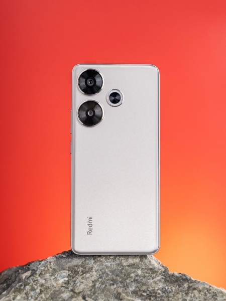 Redmi Turbo 3 во всех расцветках красуется на студийных фото