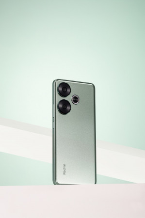 Redmi Turbo 3 во всех расцветках красуется на студийных фото