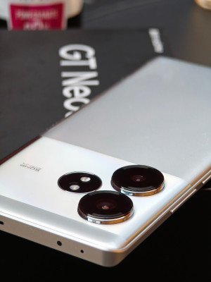 Realme GT Neo 6 SE во всей красе на подборке студийных фото