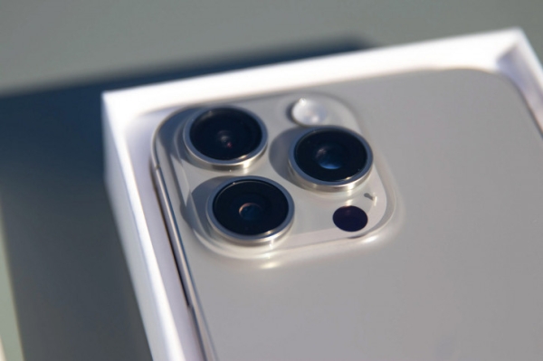Прощайте, блики? Apple тестирует новую оптику для iPhone 16 Pro