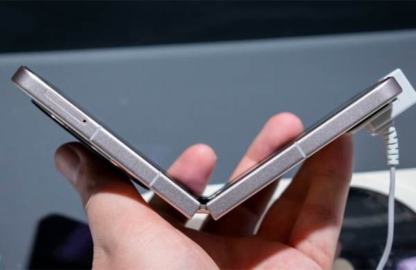 ZTE Nubia Flip 5G: обзор доступного раскладного смартфона с двумя дисплеями
