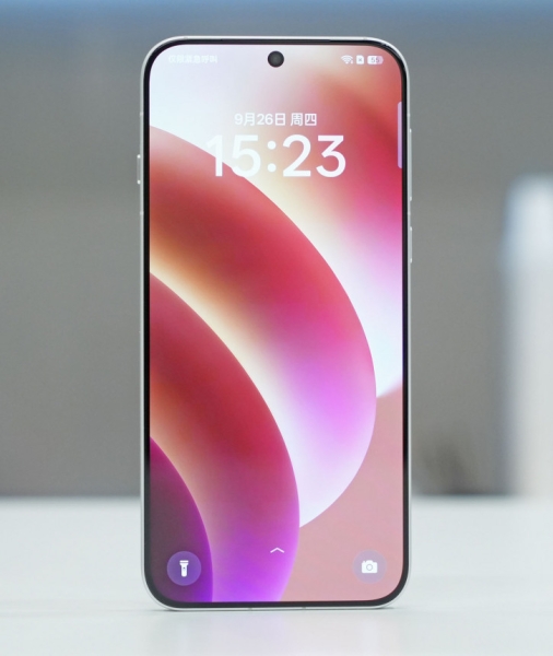 OPPO показала Find X8 вживую и сравнила его рамки с iPhone 16 Pro