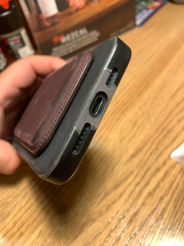 Чехлы Apple FineWoven подвергли массовой критике за быстрый износ
