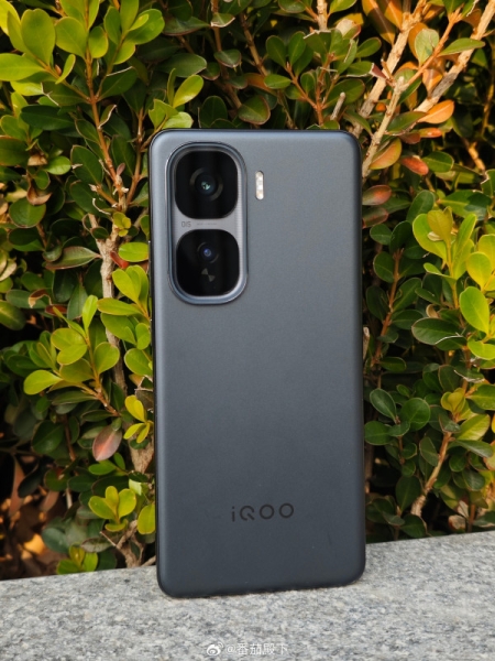 iQOO Neo 10 Pro во всех цветах уже красуется на первых живых фото