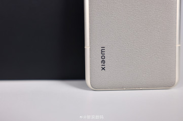 Титановый Xiaomi 14 Ultra поступил в продажу: большая подборка фото