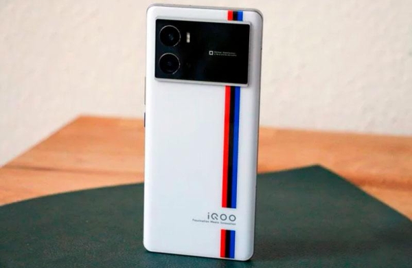 Обзор iQOO 9 Pro: почти игровой смартфон и очень необычный флагман