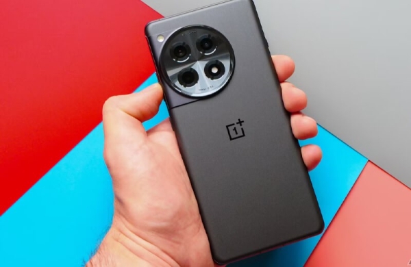 Обзор OnePlus 12R: мощного смартфона с лучшим дисплеем в истории компании