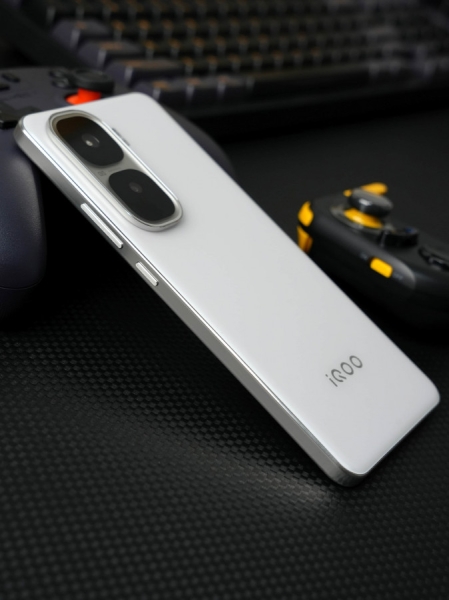 iQOO Neo 10 Pro во всех цветах уже красуется на первых живых фото