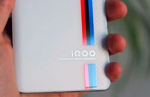 Обзор iQOO 9 Pro: почти игровой смартфон и очень необычный флагман