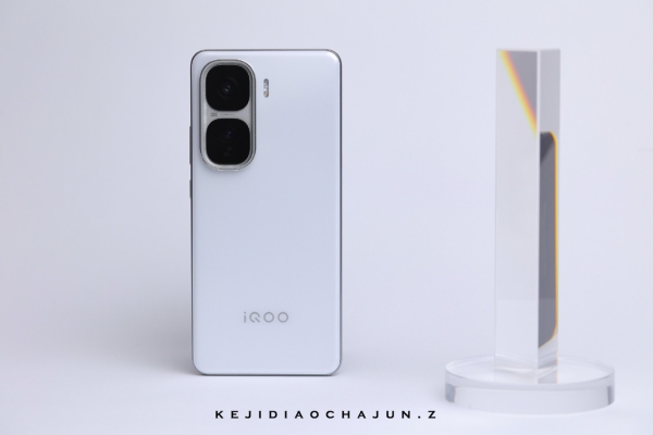 iQOO Neo 10 Pro во всех цветах уже красуется на первых живых фото